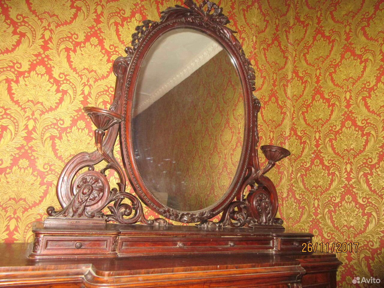 старинный комод с зеркалом