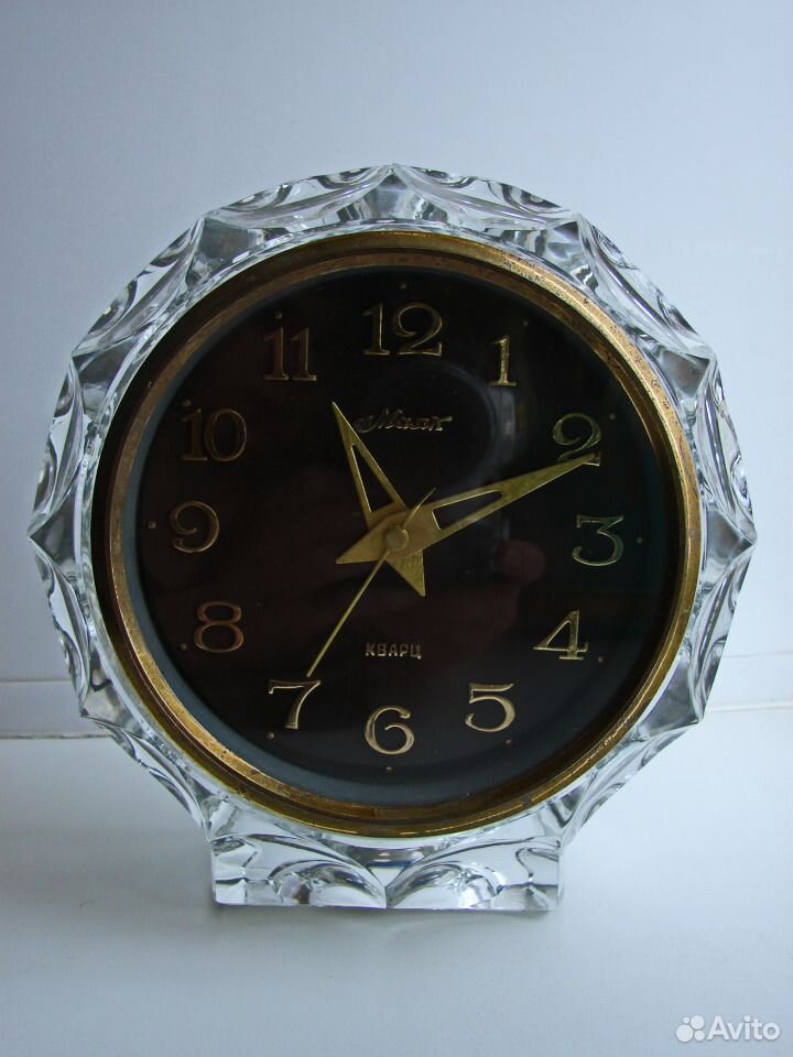 Часы в хрустальном корпусе. Часы Маяк Кристалл 1991. Часы Маяк кварц в Хрустальном корпусе. Часы Маяк кварц СССР. Часы настольные Маяк кварц.