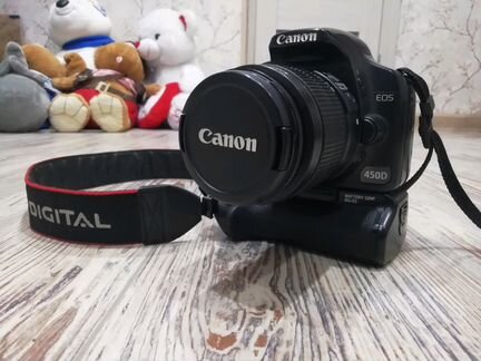 Зеркальный фотоаппарат Canon + батарейный блок