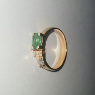 Эксклюзивное кольцо с бриллиантами и изумрудом