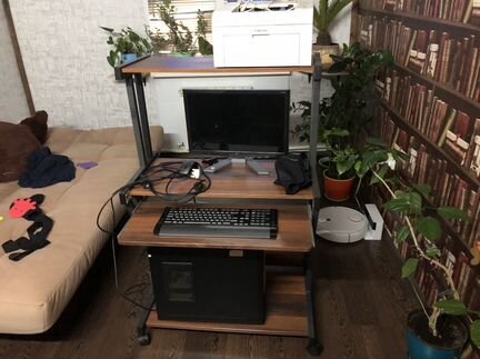 Компьютер, стол и принтер