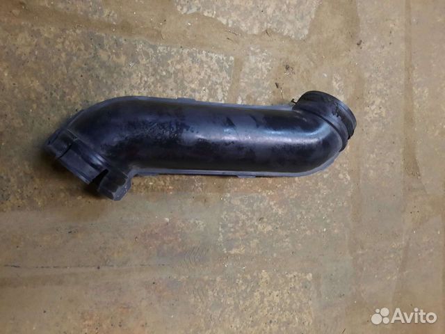 Трубку воздушного фильтра на Ниссан Х-Траил Т-31