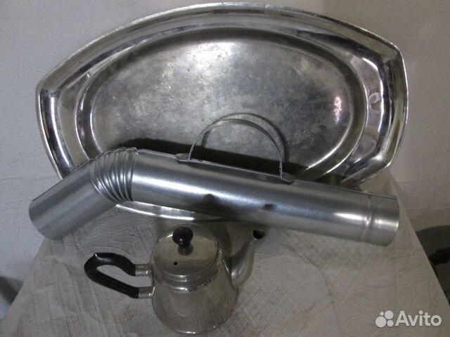 На самовар - труба, чайник,поднос