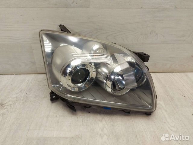 Фара правая Toyota Avensis 2. 2006-2009