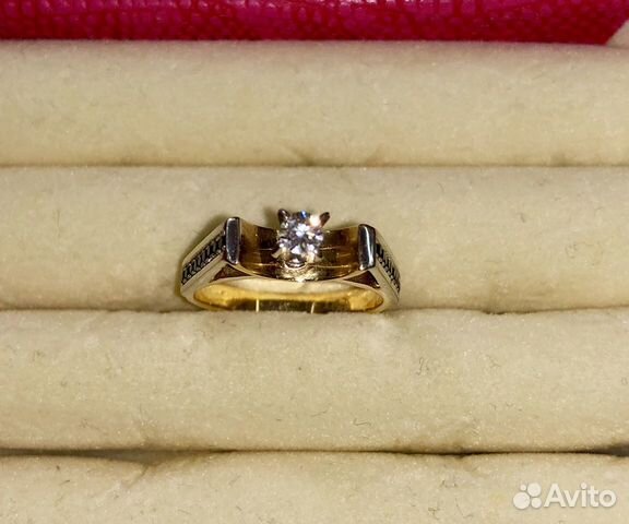 Золотое кольцо с бриллиантами Золотое кольцо с бриллиантами
