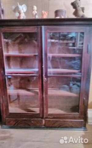 Антикварный посудный шкаф
