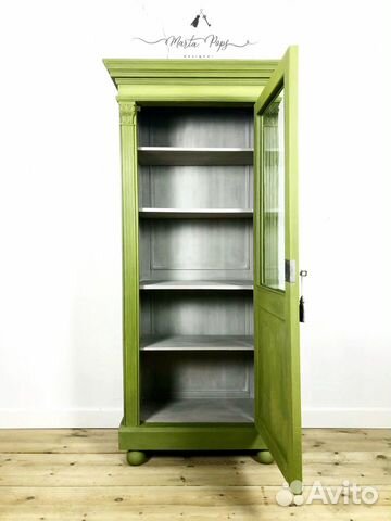 Зеленый антикварный шкаф