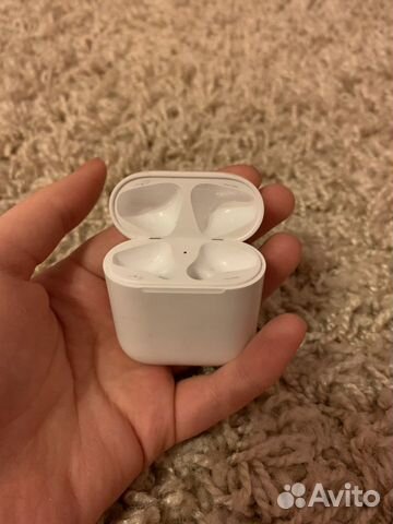 Правый наушник с кейсом AirPods Правый наушник с кейсом AirPods