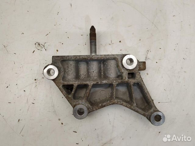 Кронштейн двигателя правый 216702F000 Hyundai IX35