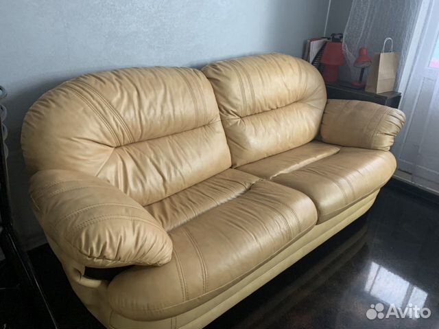 Диван кожаный со спальным местом