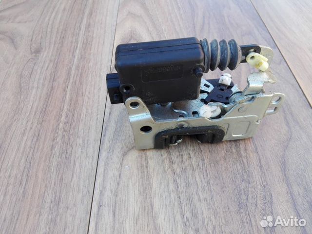 Замок двери передней правой Renault Logan 1