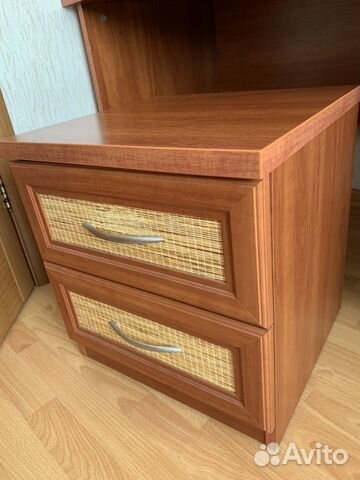 Стол письменный с тумбочками и настенными полками