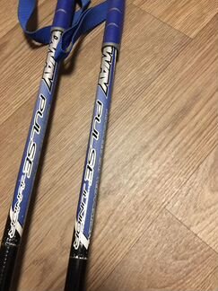 Лыжные палки и лыжи