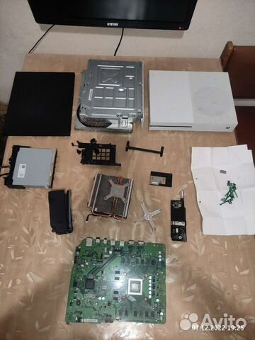 Xbox One S по запчастям