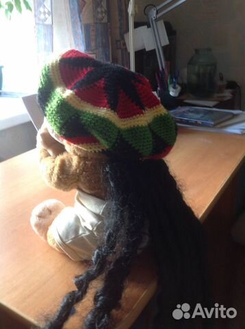 Шапка-берет с искусственными волосами