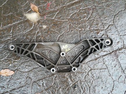 Ауди а6 С6 задний кронштейн