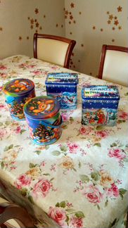 Жестяные банки для новогодних подарков и хранения