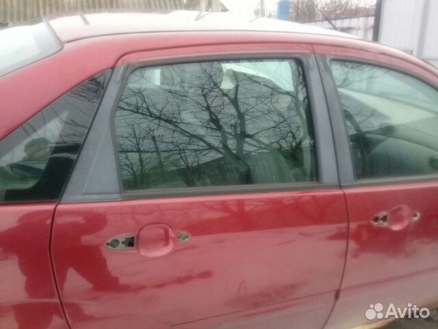 Стекло задние правое Ford Focus 1