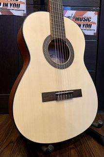 Классическая гитара 3/4 Cort + аксессуар