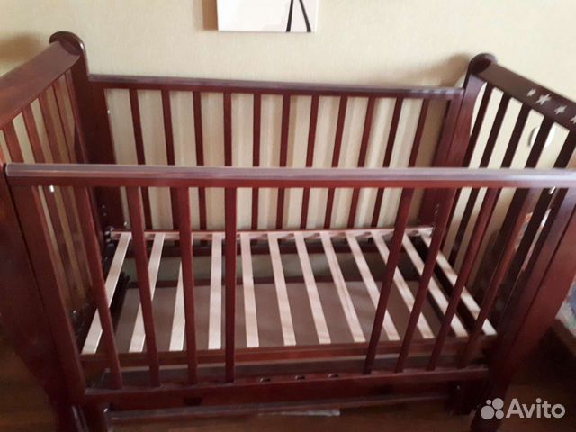 Детская кроватка с маятником