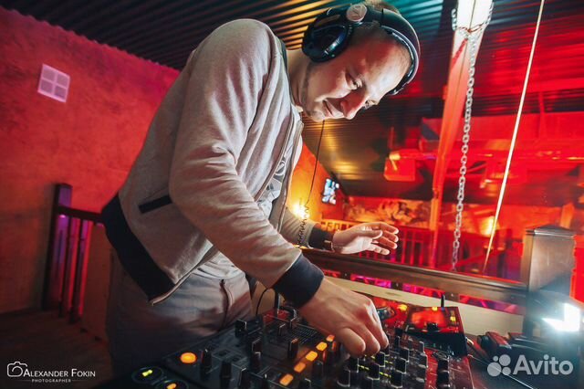 Диджей, есть ведущий