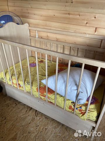 Детская кроватка с поперечным маятником