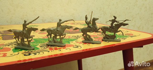 Фарфоровая Девочка со скрипкой и нотами