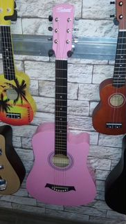 Акустическая гитара розового цвета