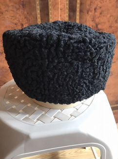 Женская шапка / каракуль