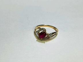 Золотое кольцо с бриллиантами и рубином