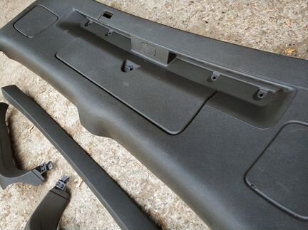 Обшивка крышки багажника Audi Q7 4L серо-зеленая