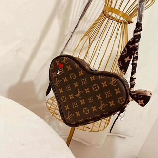 Милая сумка-сердечко Louis Vuitton из эко кожи нов