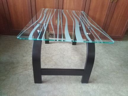 Журнальный стол со стеклом