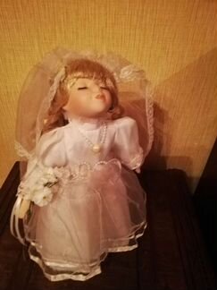 Кукла фарфоровая
