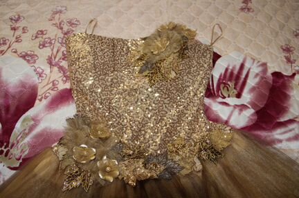 Золотое платье и шаль, клатч (в подарок)