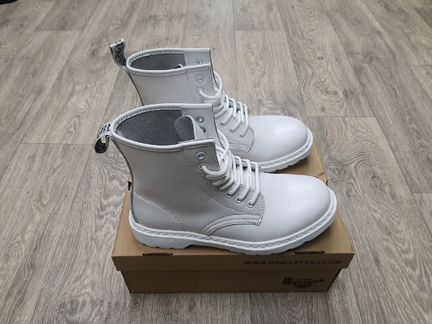 Ботинки dr. Martens белые без меха женские