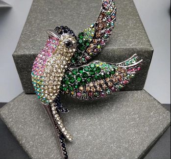 Новая брошь Иволга