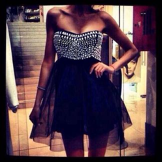 Красивое нарядное черное платье в стразах