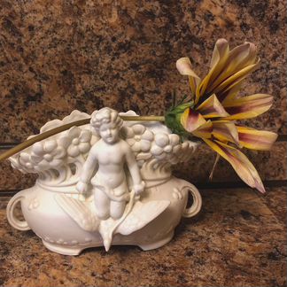 Вазочка, бисквитный фарфор