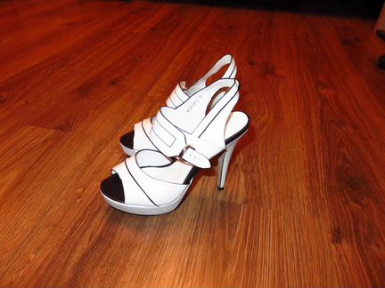 Босоножки Glossi