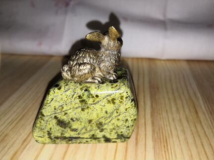 Часы настольные Кролик на змеевике