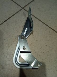 Петля капота передняя правая Ford Focus 2009