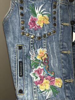 Джинсовая жилетка с вышивкой D&G