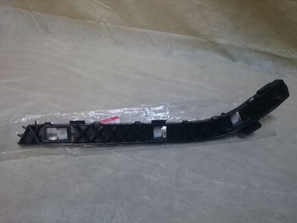 Кронштейн Solaris заднего бампера правый с 2010