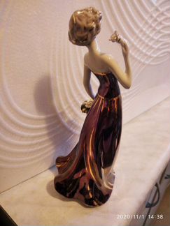 Статуэтка фарфоровая новая