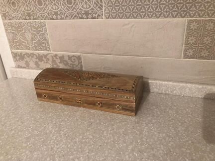 Деревянная шкатулка