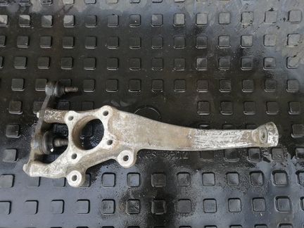 Кулак передний правый Lexus GS