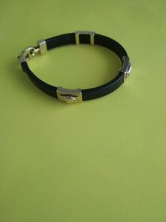 Каучуковый браслет с вставками из белого золота. Н