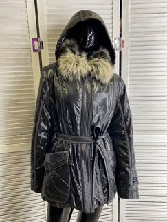 Чёрная лаковая куртка с мехом