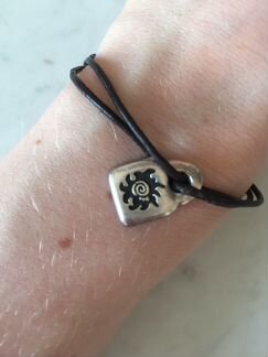 Браслет на кожаном шнурочек Uno de 50